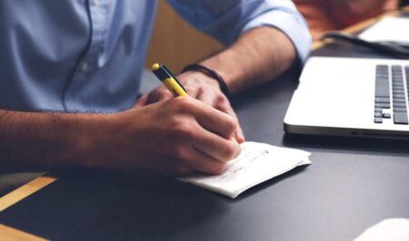 5 Ejemplos de Introducción para TFG que te Inspirarán 4. Mantén la introducción breve y al punto