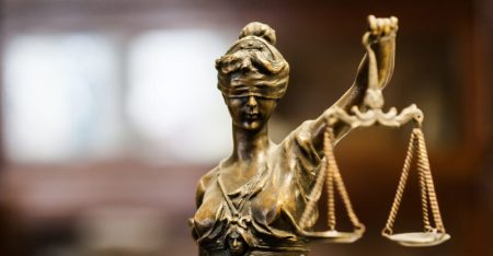 Descubre el simbolismo detrás de la balanza de la justicia La espada