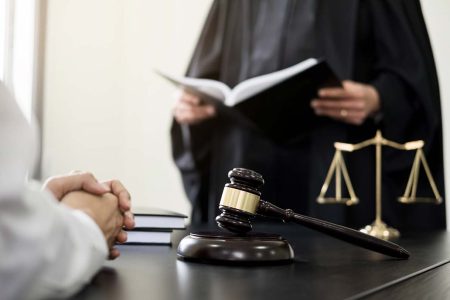 Descubre todo sobre la presunción de inocencia en el Derecho Penal La importancia de la presunción de inocencia en la Constitución: Protegiendo los derechos fundamentales