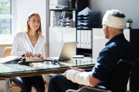 ¿Si cambio de abogado, me tiene que devolver el dinero? Descubre tus derechos como cliente 4. Revisa el contrato