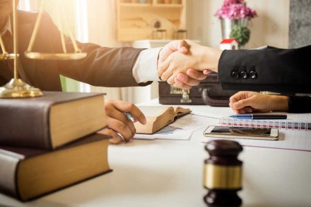 Descubre los Servicios Esenciales del Abogado: Todo lo que Debes Saber Funciones principales del abogado en una oficina legal: